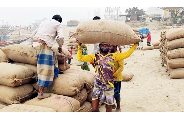 ভারতের চাল আমদানির খবরে পূর্বাঞ্চলের সবচেয়ে বড় ধানের হাটে ক্রেতা সংকট