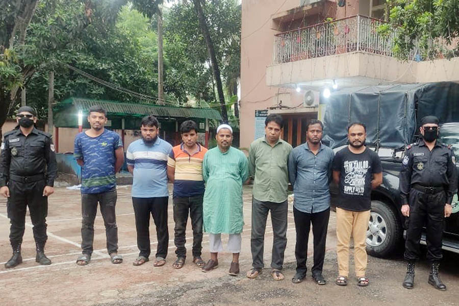 ফটোকপি দোকানে মিললো শতাধিক পাসপোর্ট : কুমিল্লায় র‌্যাবের হাতে আটক ৭ দালাল 