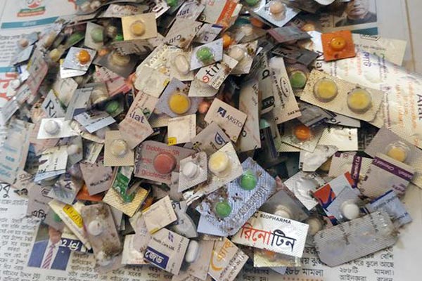 লালমাইবাজারে মেয়াদোত্তীর্ণ ওষুধ বিক্রির অপরাধে ফার্মেসীসহ চার প্রতিষ্ঠানকে জরিমানা