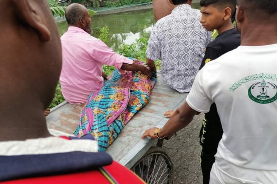 বরুড়ায় ভ্যানে বাসের ধাক্কা, চাকায় পিষ্ট চালক নিহত