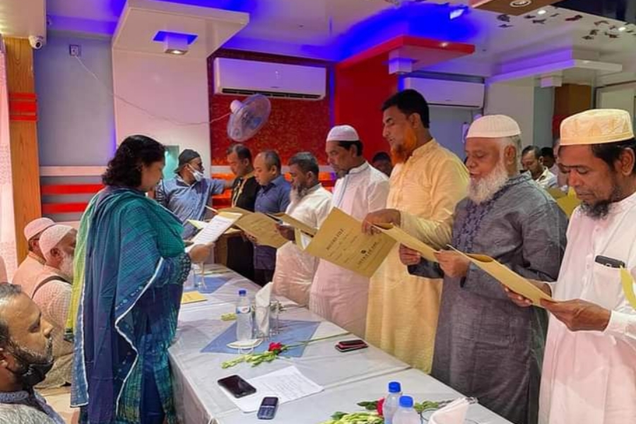 বাস শ্রমিক ইউনিয়নের নির্বাচিত নেতাদের শপথ বাক্য পড়ালেন এমপি সীমা 