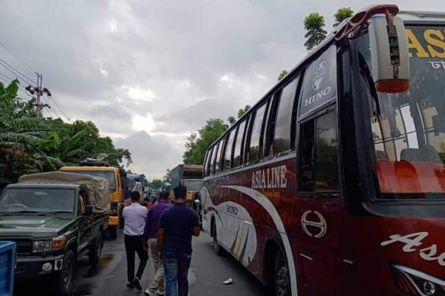 ঢাকা-চট্টগ্রাম মহাসড়কের ৩৫ কিলোমিটার জুড়ে যানজট