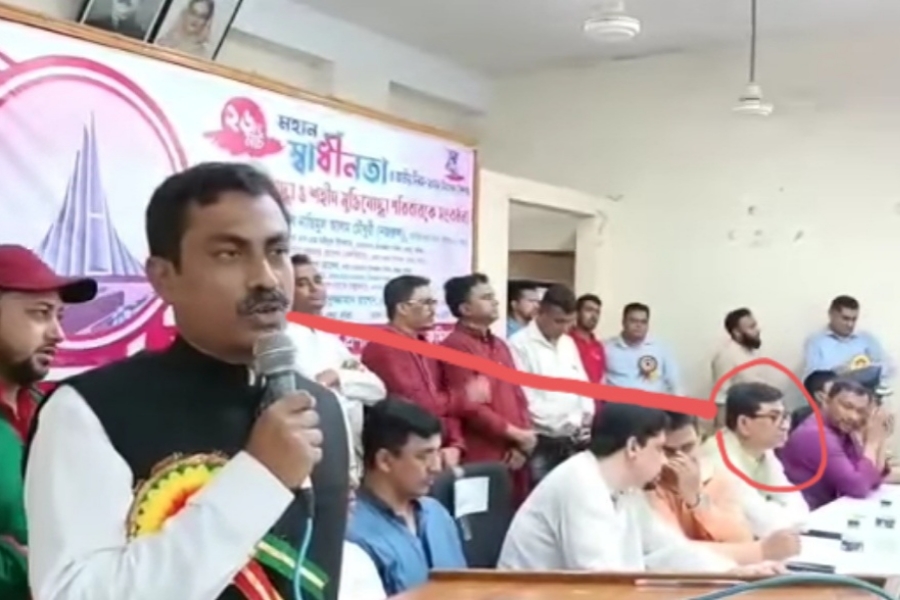 মঞ্চে উপস্থিত এমপিকে রাজাকারের সন্তান বললো উপজেলা চেয়ারম্যান