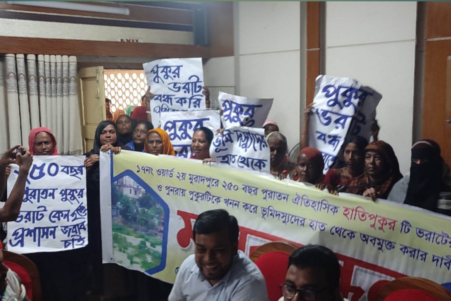 পুকুর বাঁচাতে পরিবেশ দিবসে ডিসির কার্যালয়ে আচমকা ঢুকে পড়লো এলাকাবাসী 