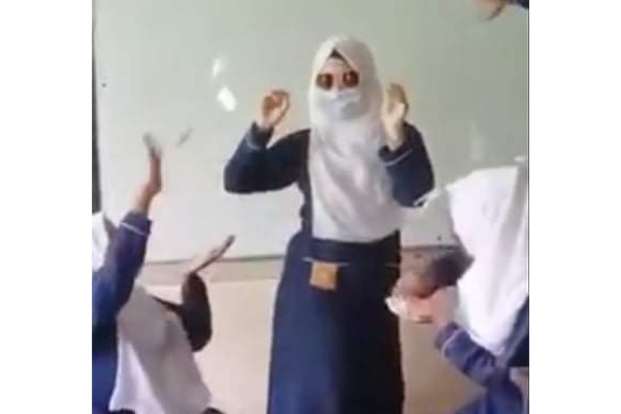 ক্লাসরুমে ইবনে তাইমিয়া স্কুল ছাত্রীদের টিকটক ভিডিও ভাইরাল, অভিভাবক ডেকে সতর্ক