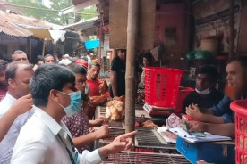 কুমিল্লার বাজারে ২ কেজি মুরগির ওজনে ৪০০ গ্ৰাম কম, বিক্রেতাকে জরিমানা 